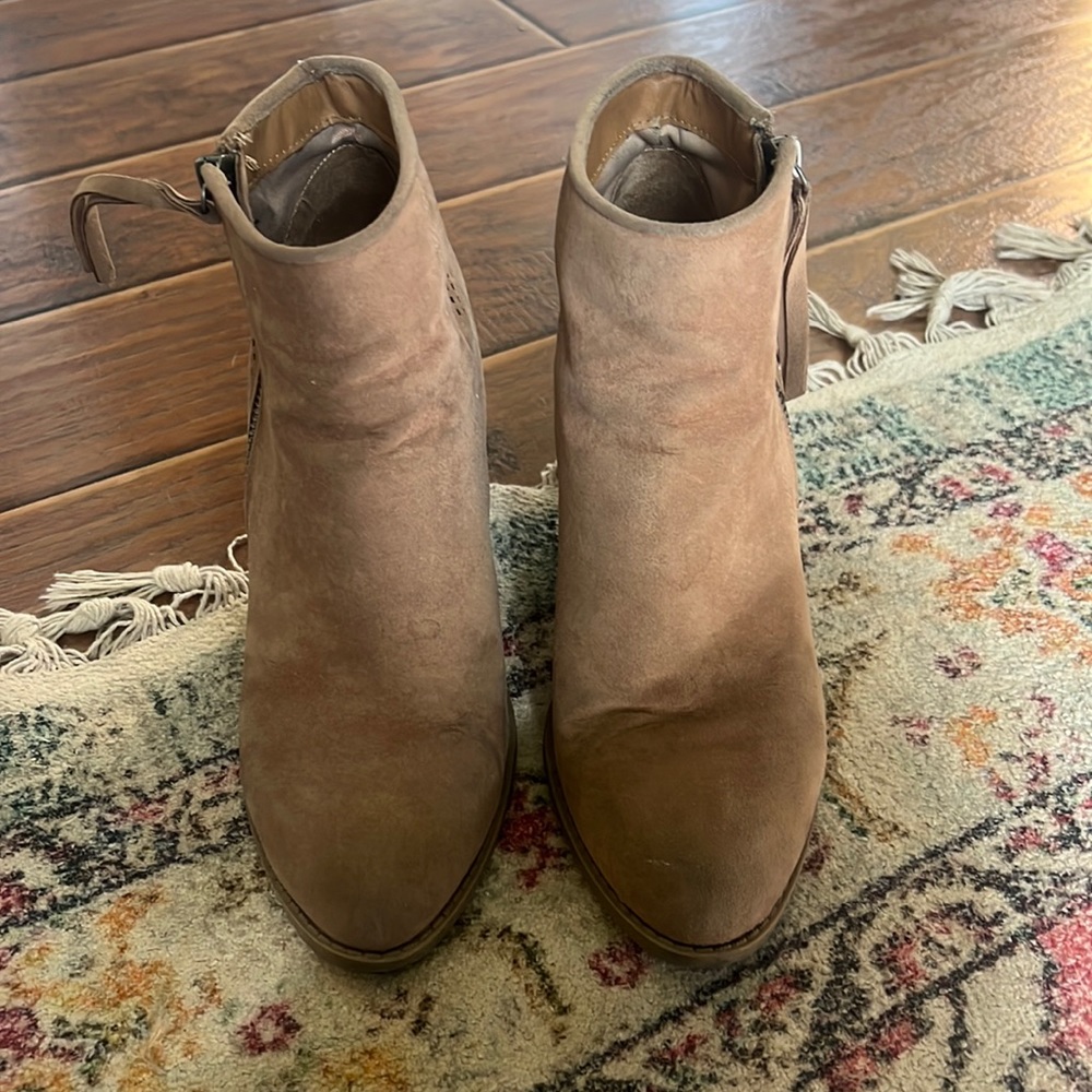 Universal Thread Tan/Light Brown Boot Size 7 - image 1